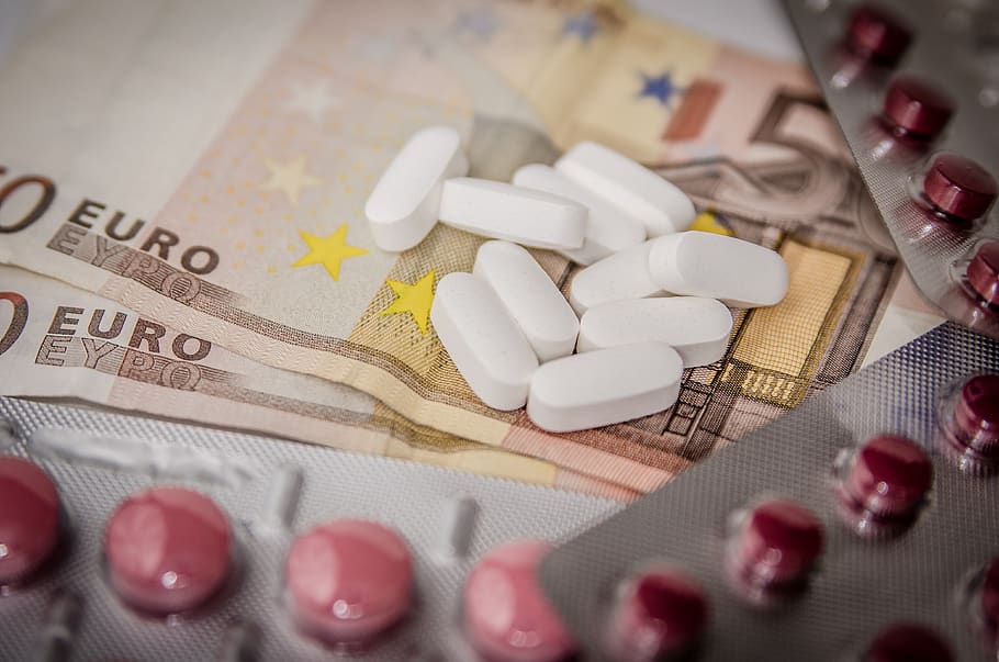 pílulas, remédios, medicamentos, cápsulas, farmácia, dinheiro, euro, doença, saúde, pílula