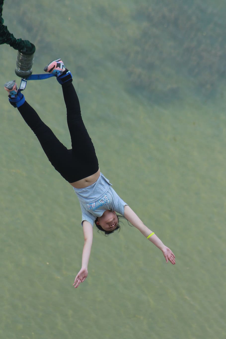 bungee jumping, lompat, berani, satu orang, gaya hidup, aktivitas rekreasi, orang sungguhan, air, hari, panjang penuh