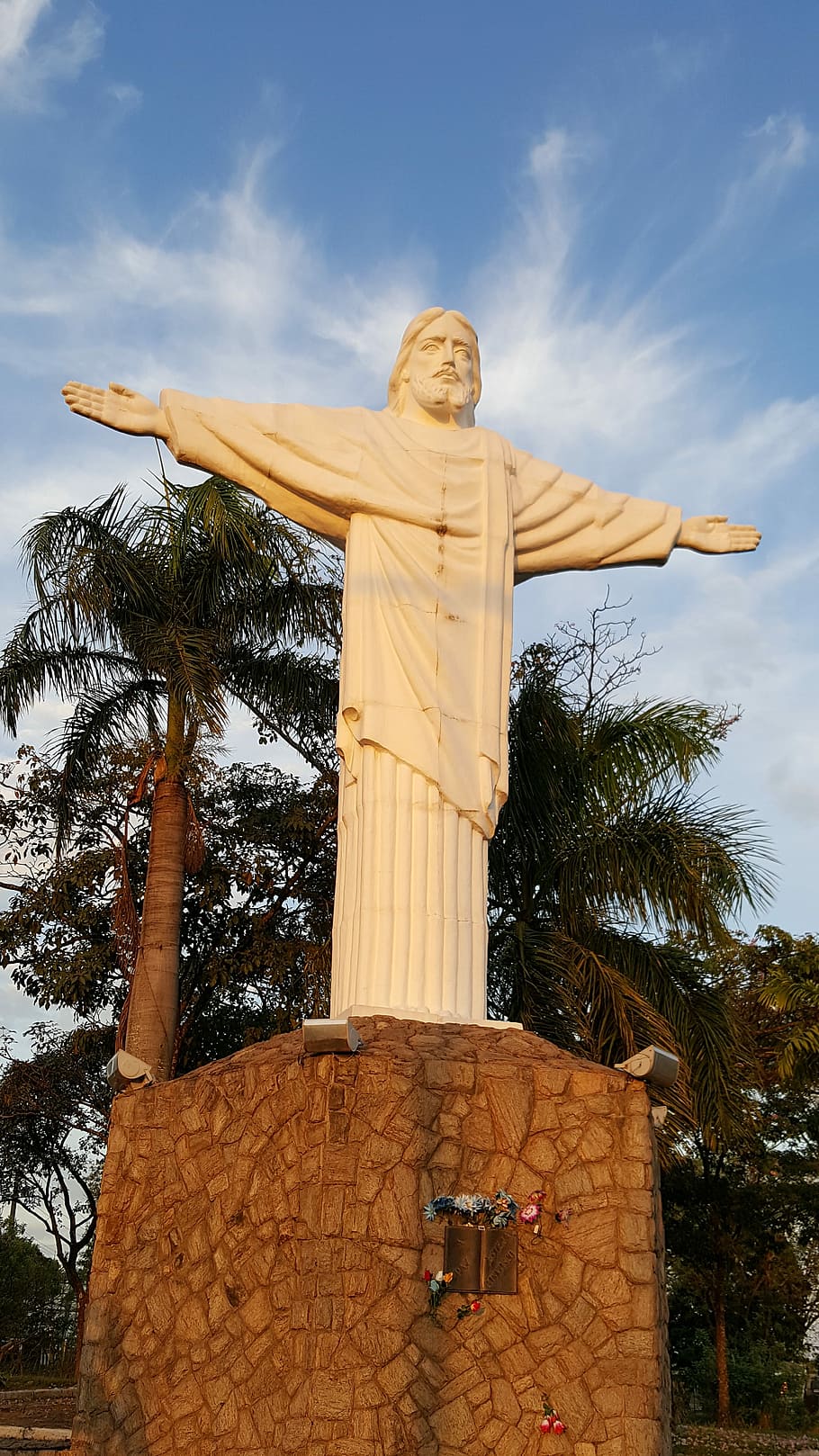Adamantino, Jesus, Cristo, estátua, vista de ângulo baixo, árvore, representação humana, semelhança masculina, escultura, céu