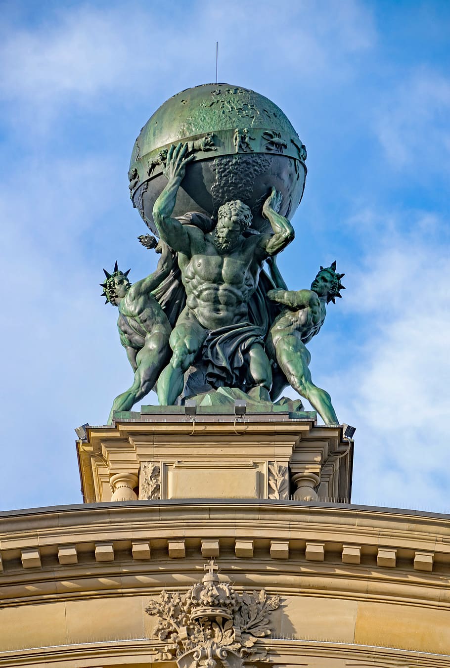 estatua del atlas, frankfurt, hesse, alemania, estación central, frankfurt am main alemania, lugares de interés, edificio antiguo, estación de ferrocarril, globo