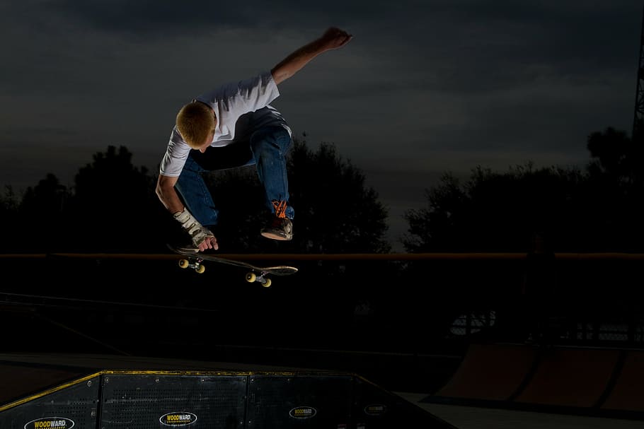hombre, blanco, camiseta skateboarding, noche, skateboard, agarrar, aire, salto, skater, truco