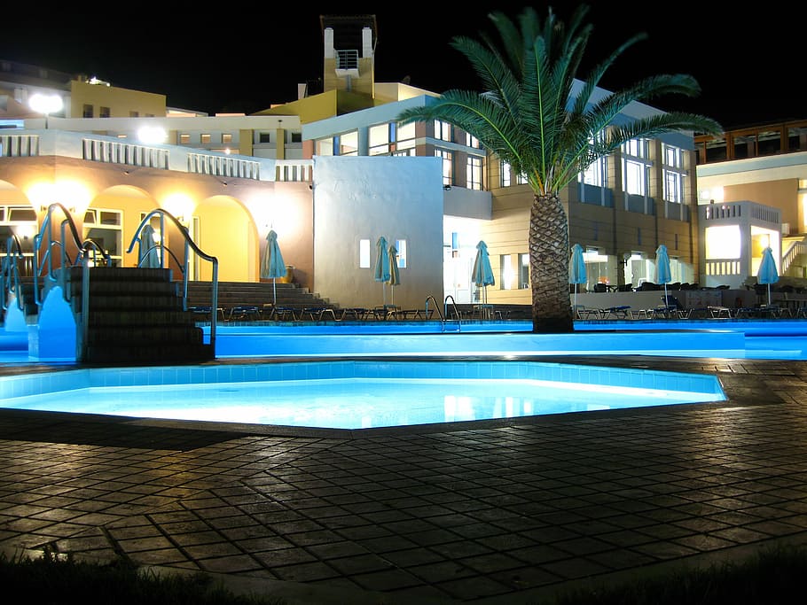 piscina, agua, hotel, arquitectura, estructura construida, exterior del edificio, iluminado, noche, naturaleza, árbol