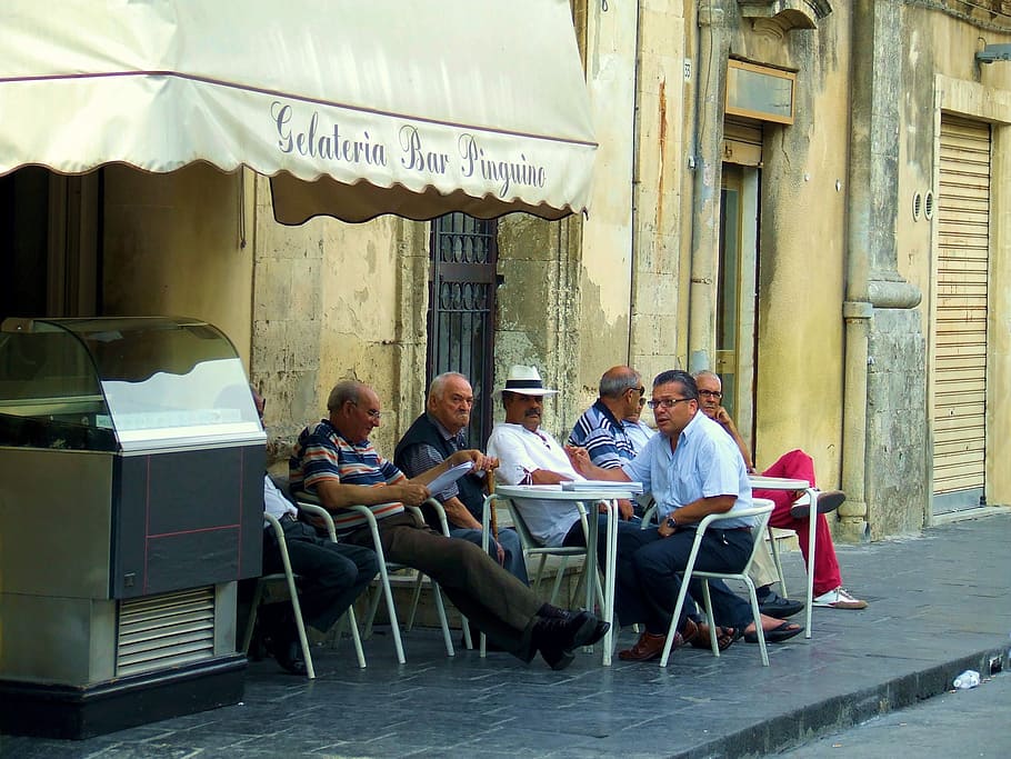 hombres, sentado, silla, al lado, restaurante de gelateria, gente, pub, bar, alcohol, estilo de vida