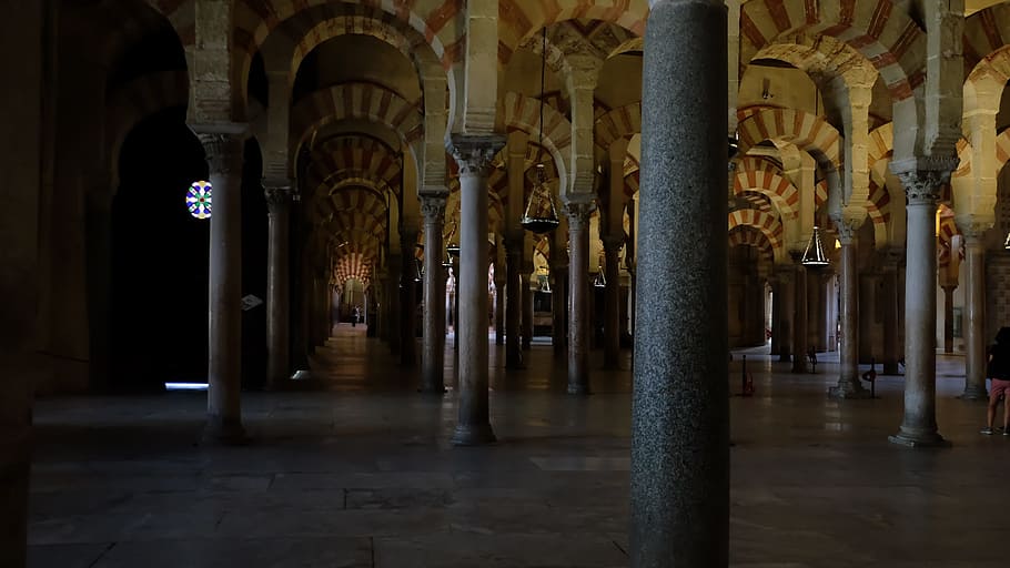 사원 내부, 코르도바의 메스 키타 대성당, 로마 가톨릭 성당, ​​주요 사원, 건축물, 건축 기둥, 건물, 실내, 바닥, 조명을받은