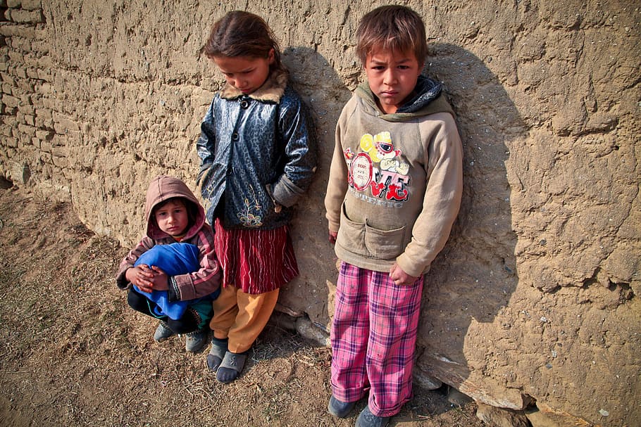 três, crianças, inclinando-se, marrom, concreto, foto da parede, parede, foto, pobre, aldeia de lama