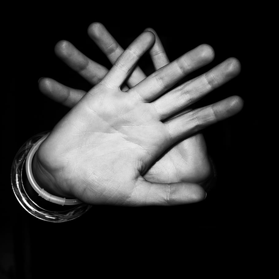 fotografía en escala de grises, manos de humanos, blanco y negro, manos, palma, dedos, mano humana, mano, fondo negro, parte del cuerpo humano