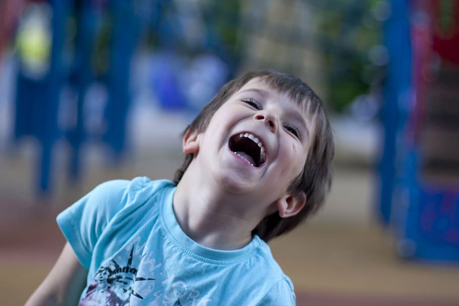 fotografía macro, azul, camisa de cuello redondo, niño, risa, feliz, patio de recreo, sonriente, felicidad, alegre