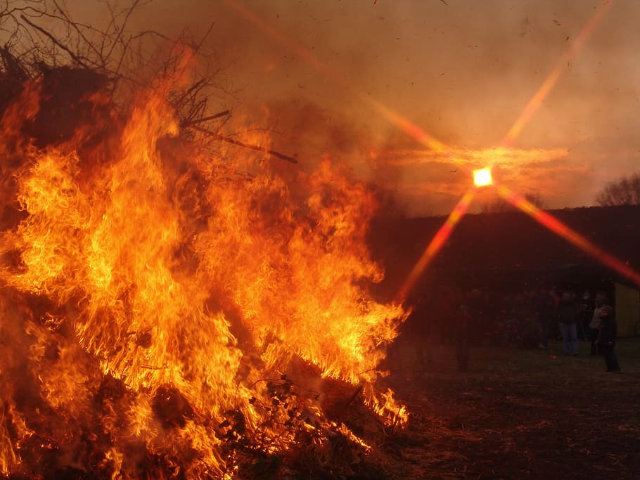 Fuego de Pascua, Puesta de sol, fuego, fuego - Fenómeno natural, calor - Temperatura, ardor, llama, humo - Estructura física, rojo, explosión