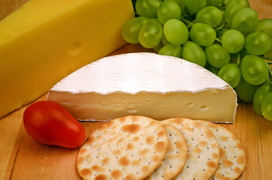 queso y galletas, camembert, queso, uvas, galletas, alimentos, lácteos, gourmet, suave, fresco
