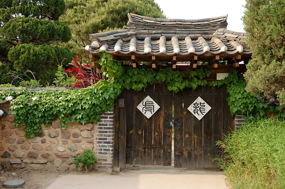 茶色, 木製, 門, 漢字, スクリプトテキスト, 緑, 植物, 月, 伝統的な家屋, 韓国