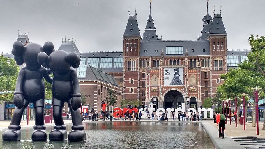 dua, patung kaws, bangunan, tengara, amsterdam, holland, arsitektur, belanda, eropa, kota