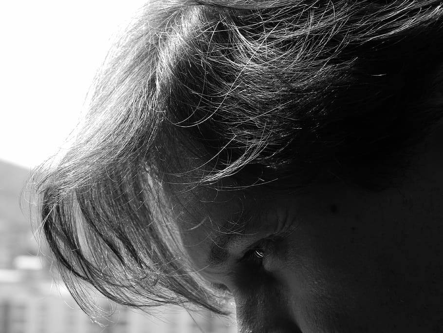 Retrato preto e branco no perfil de uma jovem pensativa, triste e