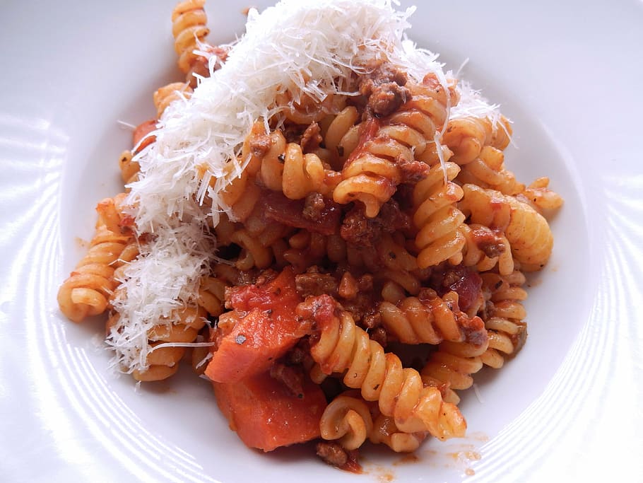 fusilli pasta, ragu, ground beef, cheese, food, onions, spices, plate, food and drink, ready-to-eat