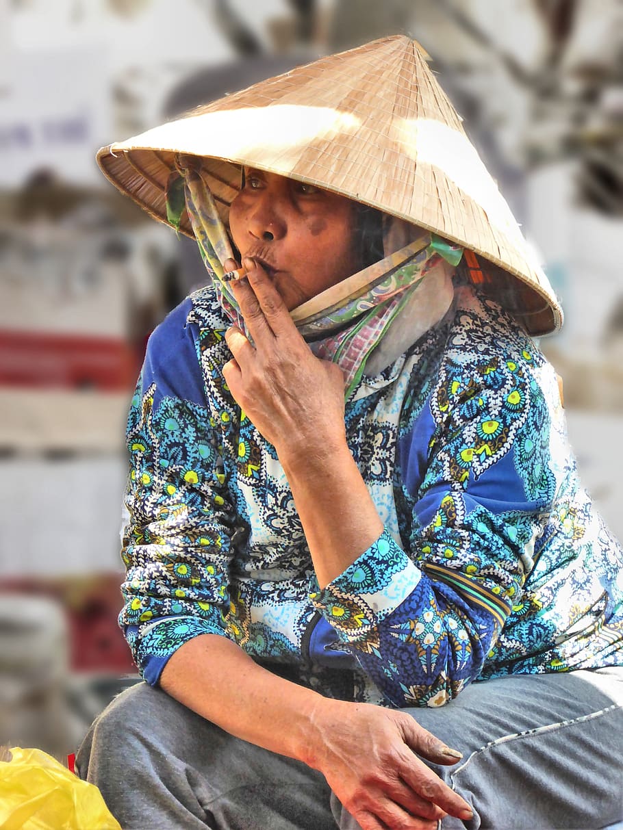 Vietnã, mulher, fumando, uma pessoa, pessoas reais, roupas, adulto, sentado, foco em primeiro plano, dia