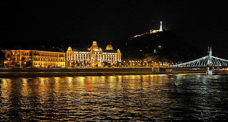 budapest di malam hari, danube, tepi barat, hotel gellert, jembatan liberty, gunung gellert, penerangan, diterangi, sungai, perjalanan kota