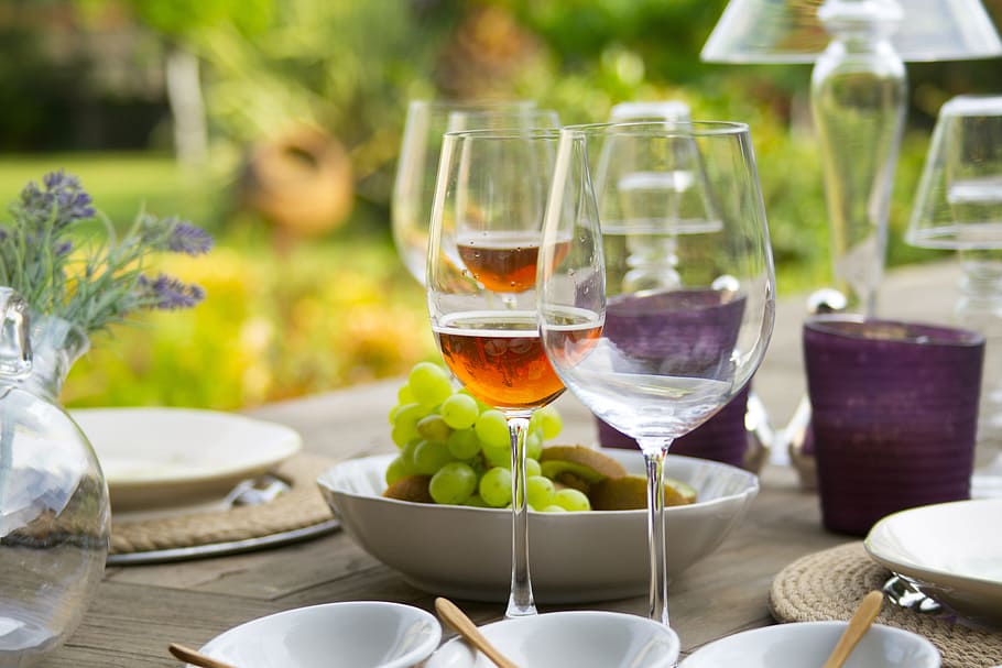 Dos, copas de vino, tazón, blanco, fondo de pantalla de uvas, tostadas, vino, mesa, bebida, fiesta