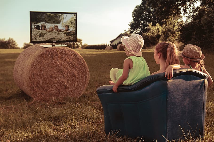 extended family, family, brothers and sisters, children, young people, chair, hay, watch tv, tv, nature