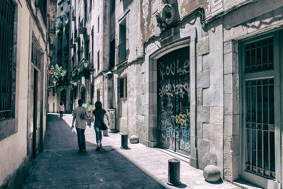 pareja, gente, caminar, calles, gótico, barrio, caminar por las calles, barrio gótico, Barcelona, ​​España