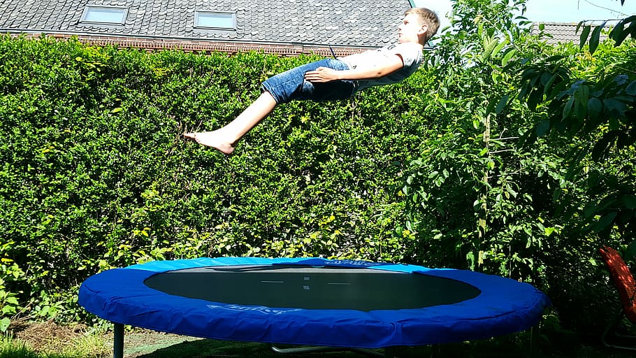 lompat, trampolin, bermain, bersenang-senang, outdoor, bahagia, taman, Facebook, semak, anak