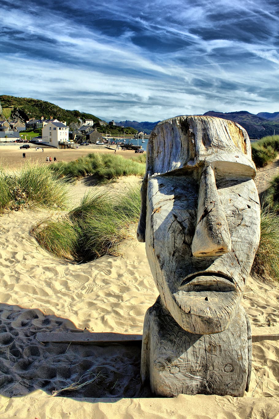gris, madera, humano, estatua de la cara, arena, durante el día, moai, escultura, barmouth, playa