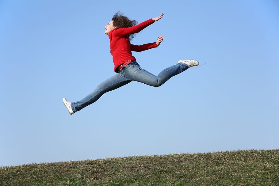 woman, jumping, green, grassfield, jump, dom, full length, one person, mid-air, sky