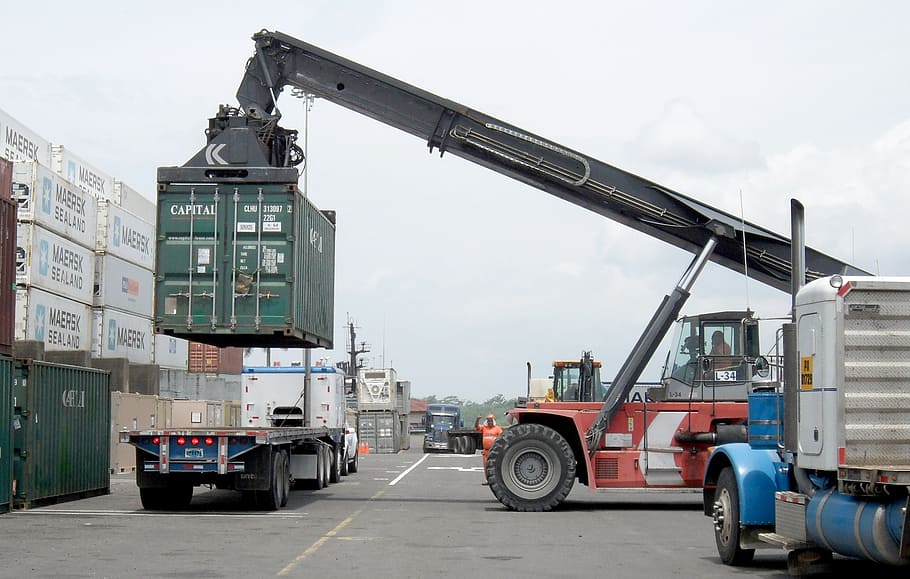 Rojo, negro, pesado, equipo, verde, intermodal, contenedor, carga, camión, plataforma