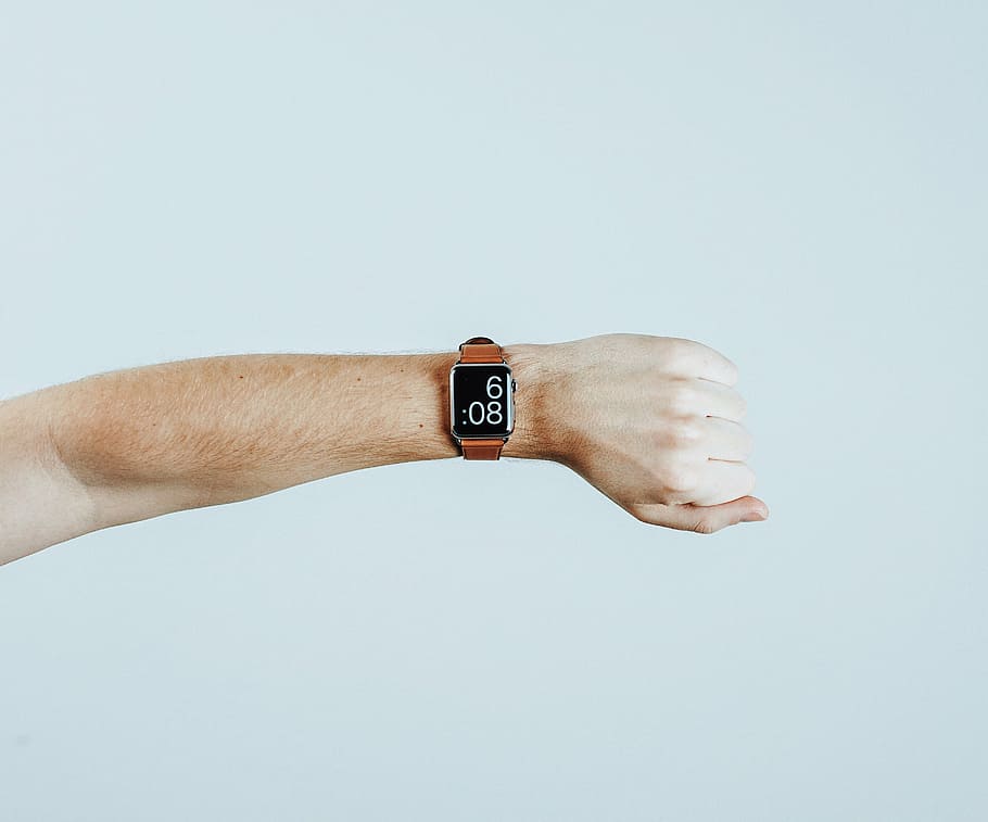 pessoa, vestindo, prata smartwatch, exibindo, 6:08, pessoas, mão, relógio, tempo, tecnologia