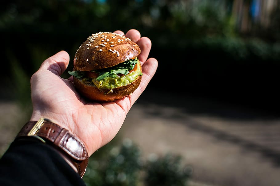 burger mini, guacamole, luar, burger, tangan, tangan manusia, bagian tubuh manusia, satu orang, makanan dan minuman, memegang