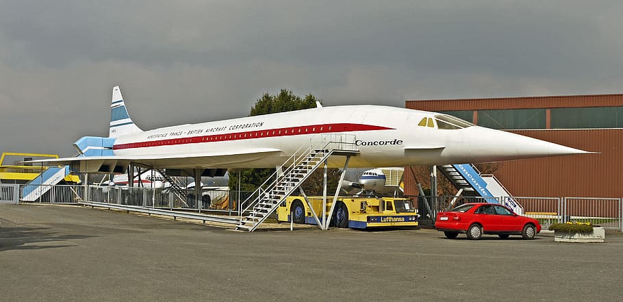 avião branco em frente, panfleto alto, concorde, supersônico, avião comercial, aviões de passageiros, museu, entrada, cunha de hermes, exposição