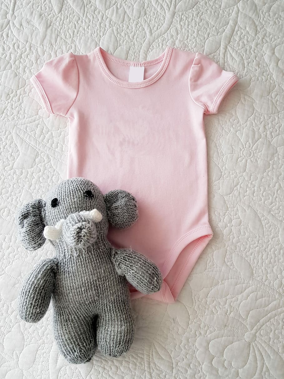 ピンク, onesie, 灰色, 象, ぬいぐるみ, おもちゃ, 女の赤ちゃん, デジタル製品のモックアップ, テンプレート, ショップ