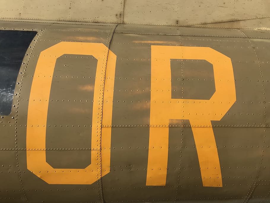 b-17, bombardero ww2, avión, fortaleza voladora, calcomanías del avión boeing b-17, amarillo, fotograma completo, sin personas, fondos, primer plano