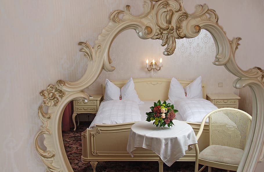 зеркало, показывающее кровать, номер, отель, кровать, двуспальная кровать, настенное зеркало, в помещении, архитектура, цветок