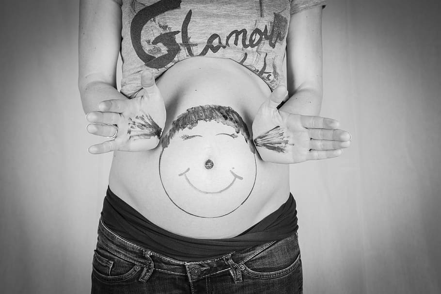 회색조 사진, 사람, 자르기, 상단, 아기, 임신 한, 웃음, 아기 배, 임신, 출생