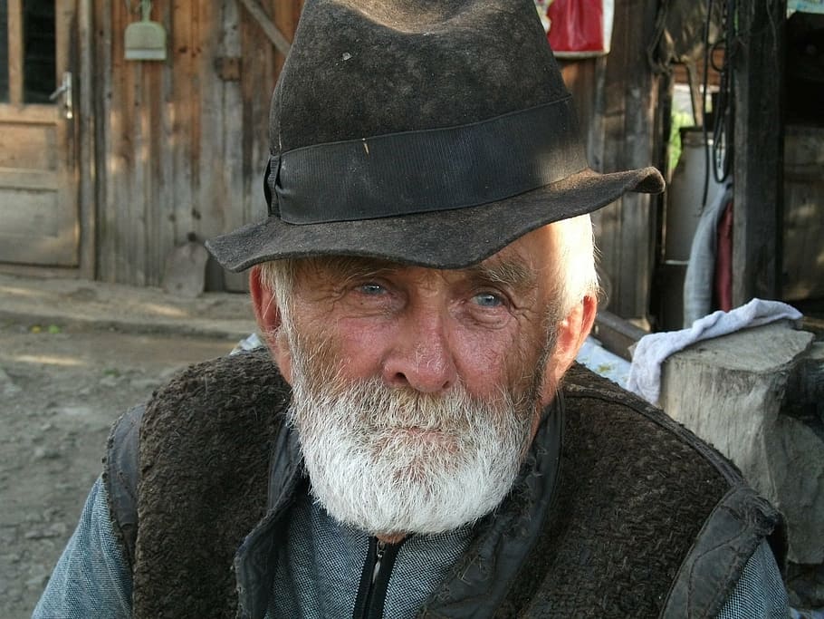 homem, vestindo, chapéu, preto, colete, camponês, agricultor, agricultor romênia, velho, sênior Adulto