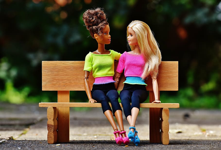 dois, bonecas barbie, sentado, marrom, de madeira, banco, miniatura, barbie, menina, namoradas