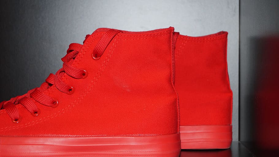 Chuck Taylor, Sapatos esportivos, sapatos, vermelho, botas vermelhas, cadarço, cadarços, fundo preto, imagem de fundo, sapato