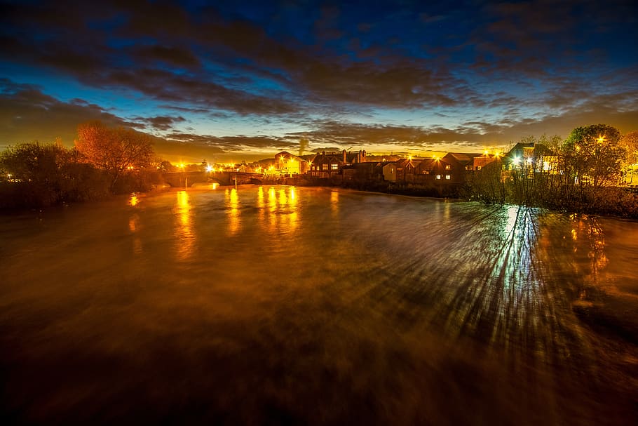River Aire, Castleford, inundação, hora azul, luz refletida, reflexões, água, rio rápido, nascer do sol, humor