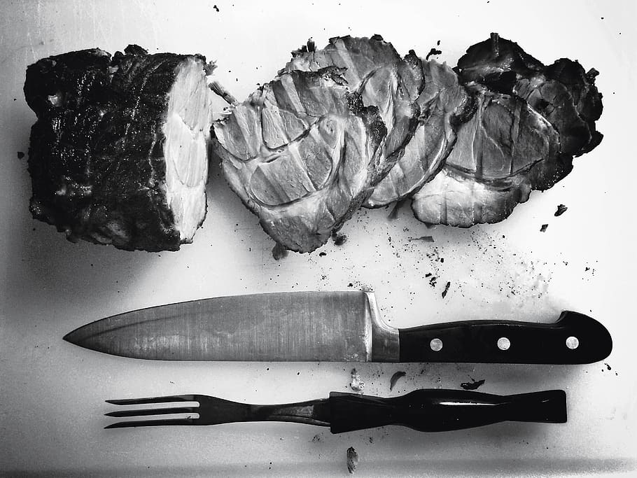 asado, carne, carnicero, cuchillo, tenedor, tabla de cortar, chef, cocina, comida, blanco y negro