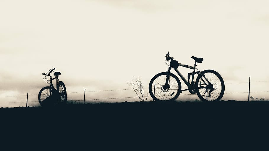dois, parque de bicicleta, ao lado, estrada, preto, montanha, bicicletas, bicicleta, arame, céu