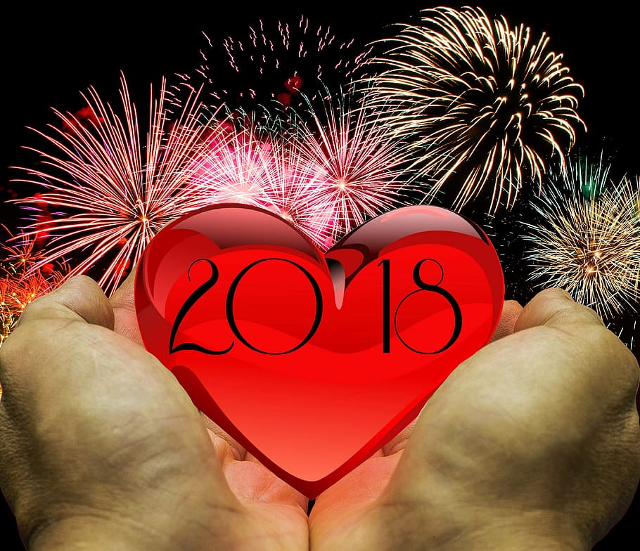 рука человека, наложение текста 2018 года, день нового года, канун Нового года, 2018 год, фейерверк, сильвестр, год, годовые финансовые отчеты, поворот года