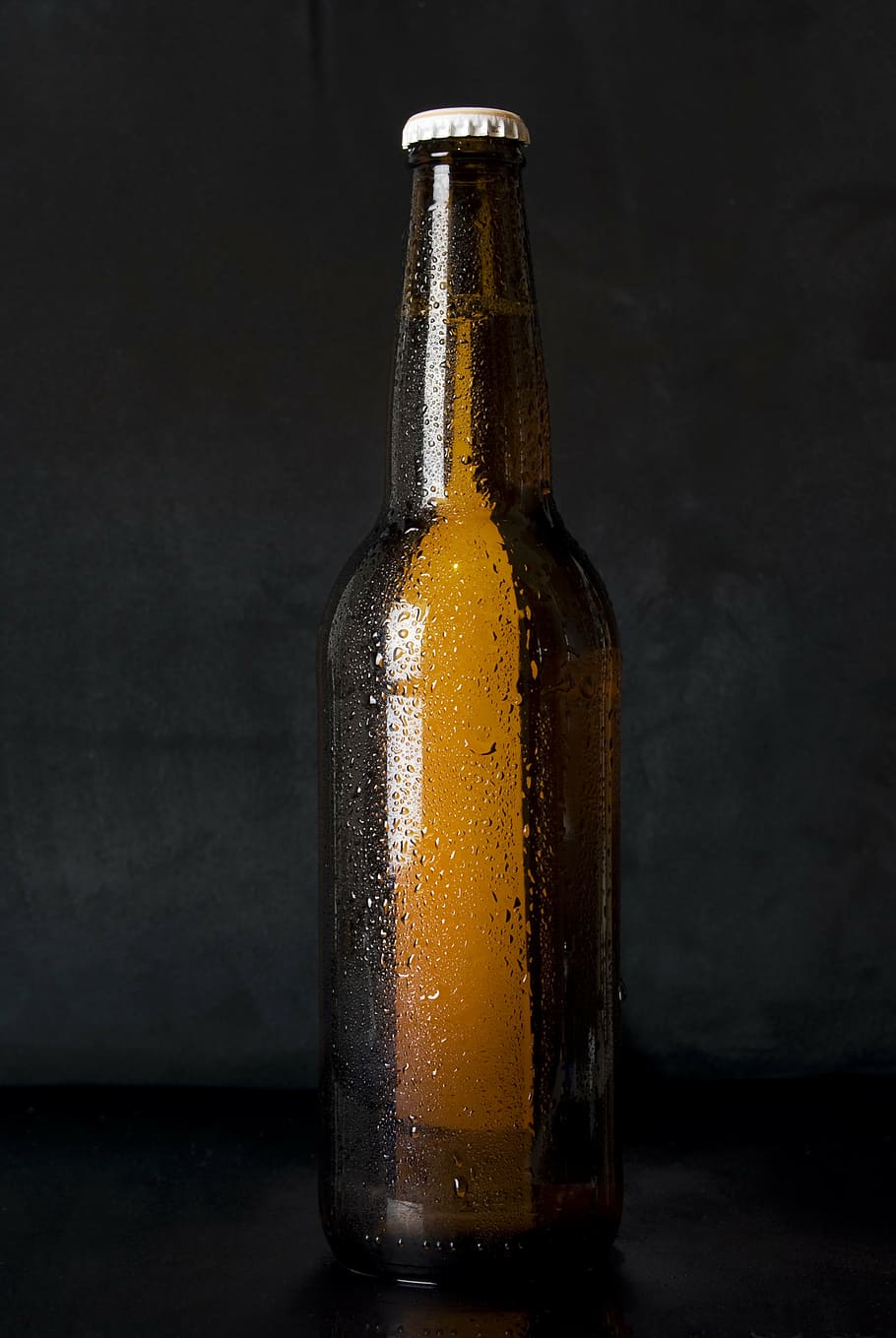 marrón, botella de vidrio, parte superior, negro, superficie, vidrio, cerveza, alcohol, frío, beber
