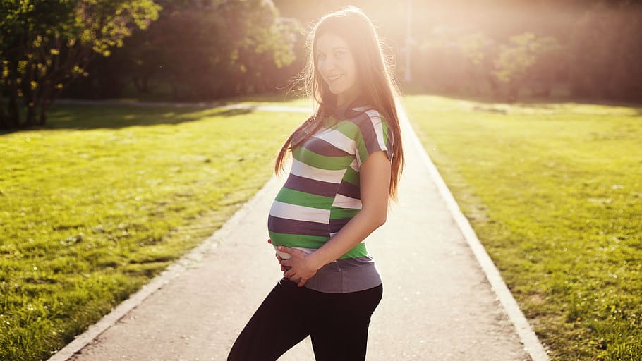 fotografía de retrato, embarazada, mujer, de pie, medio, camino, niña, embarazo, futura madre, vientre