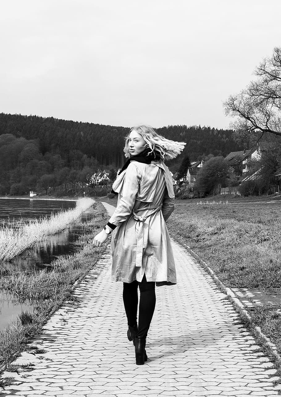 mujer, abrigo, caminar, hojeado, árboles, modelo, Weser, agua, ruta, mirar hacia atrás