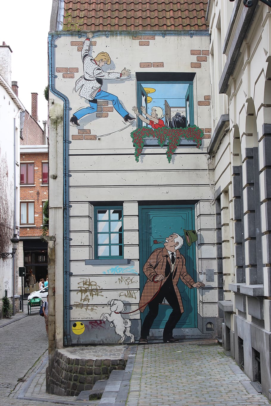 painted wall, comic, street art, facade paint, brussels, building exterior, architecture, built structure, real people, full length