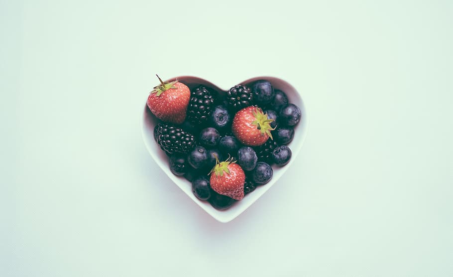 makanan, makan, buah-buahan, beri, raspberry, stroberi, blueberry, mangkuk, jantung, flatlay