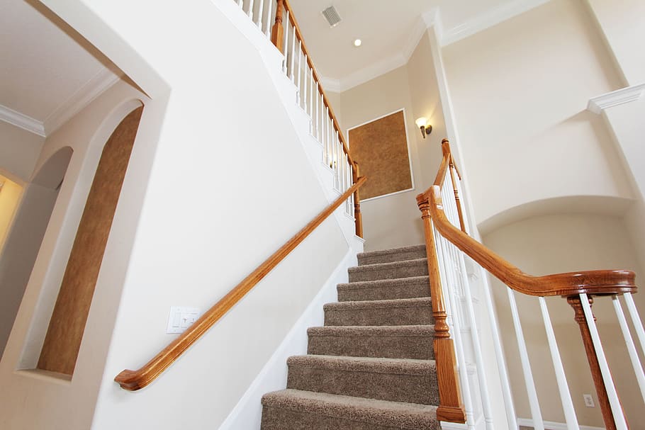 階段, 家, インテリア, カーペット, 階段と階段, 手すり, 白色, 屋内, 建築, 低角度のビュー