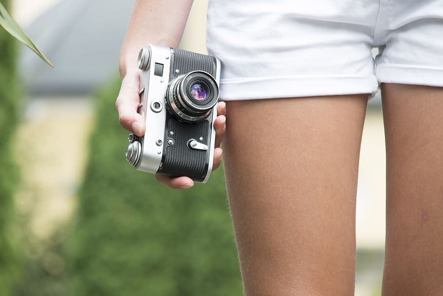 person, holding, mirrorless camera, girl, camera, old, retro, holds, travel, idea