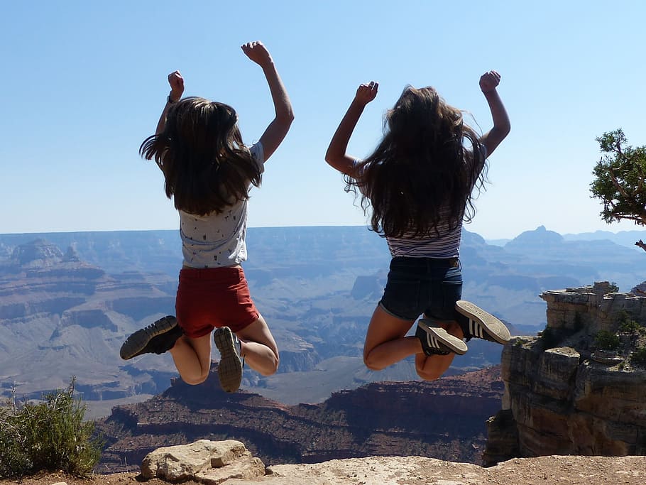 2 女の子 ジャンプ 崖 アメリカ グランドキャニオン 風景 パノラマ 山 渓谷 Pxfuel