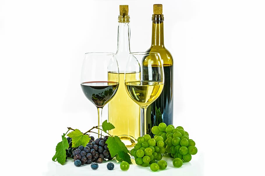 dois, claro, garrafas de vidro, copos de vinho, vinho branco, vinho tinto, a garrafa, vidro, uvas, fundo branco
