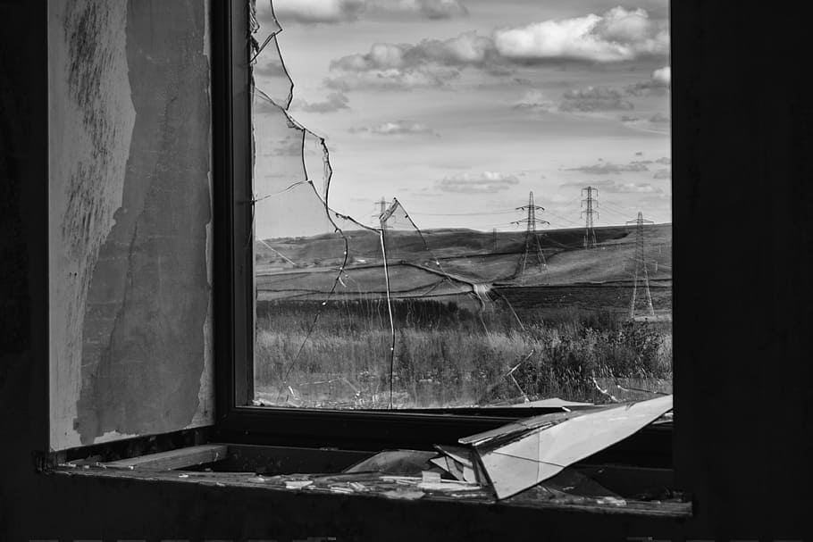 Foto en escala de grises, roto, vidrio, ventana, daños, destrucción, destrozado, marco, crack, agrietado